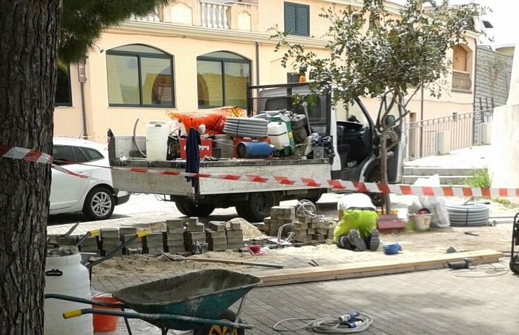 postazione bike sharing sotto la torre