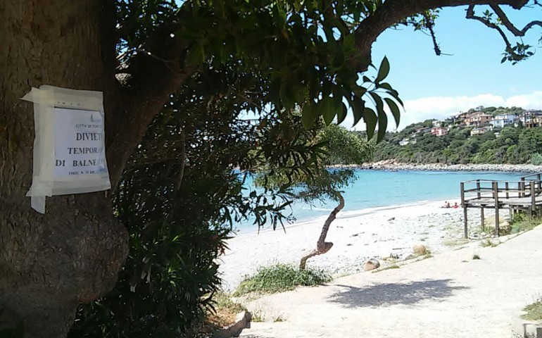 Porto Frailis: Niente bagni nella baia da Bandiera Blu. Il sindaco emette un’ordinanza temporanea di divieto di balneazione