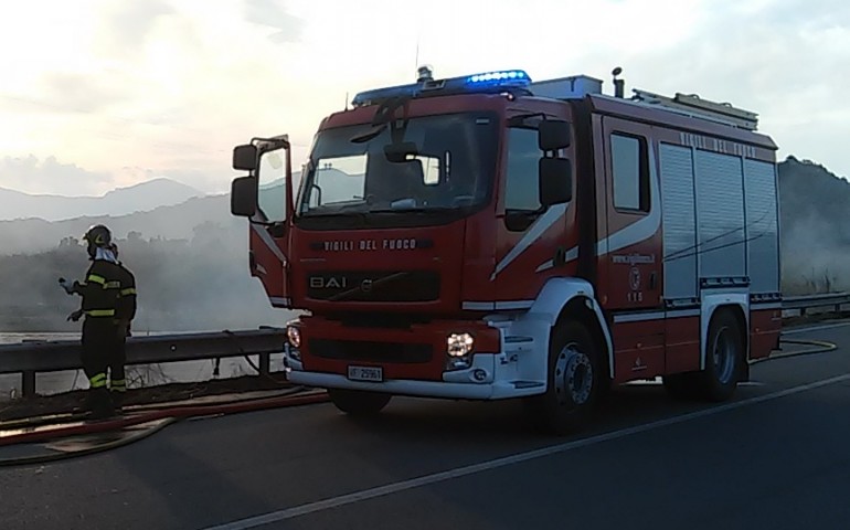 Incendio alle porte di Tortolì: in fiamme un canneto, pericolo per una casa vicina