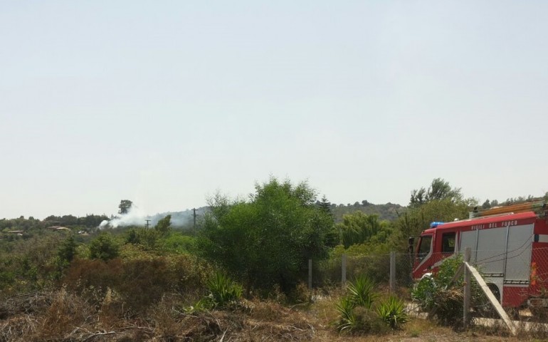 Principio di incendio a Orrì, il rogo divampa accanto ad una casa. Spento sul nascere dai Vigili del Fuoco