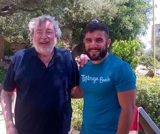 Guccini a Santa Maria. Un bagno nel mare ogliastrino per uno dei grandi maestri della musica italiana