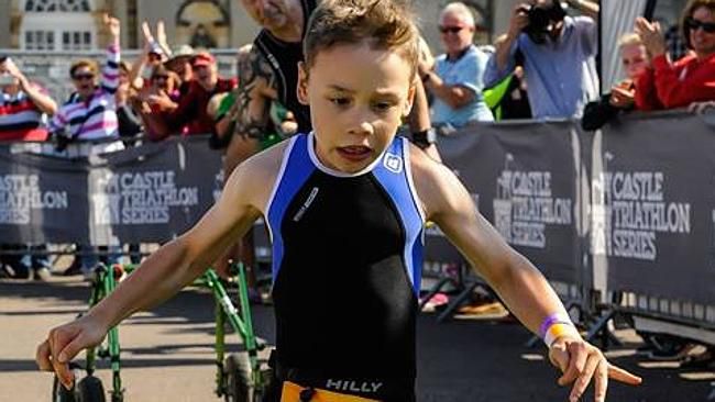 La grande lezione del piccolo Bailey: sfida la paralisi e completa la sua gara di triathlon (VIDEO)
