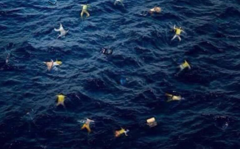 La denuncia social di Banksy: posta una foto dei cadaveri dei migranti disposti in cerchio come  lo stemma dell’UE