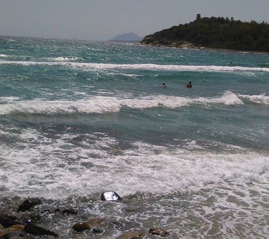 Porto Frailis. Si tuffa in acqua nonostante la bandiera rossa e rischia di annegare. Turista salvato dai bagnini