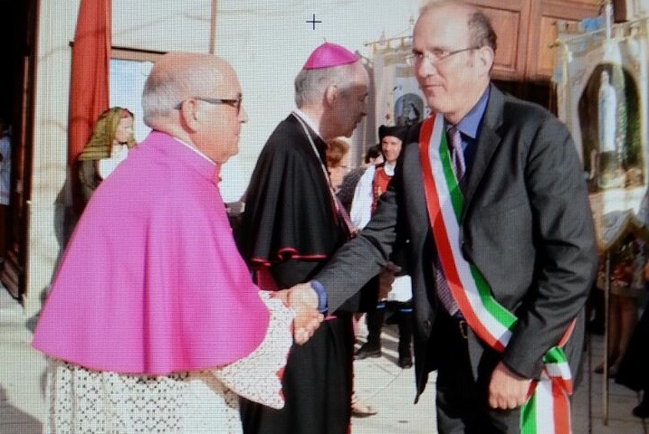 Una moltitudine di fedeli ieri sera per il nuovo parroco di Sant’Andrea, don Piero Crobeddu