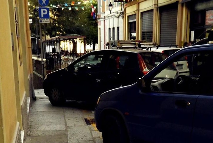 Lanusei. Parcheggi selvaggi in centro. Le lamentele dei residenti