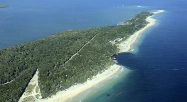 Un’enorme voragine inghiotte un campeggio nella Sunshine coast in Australia (VIDEO)
