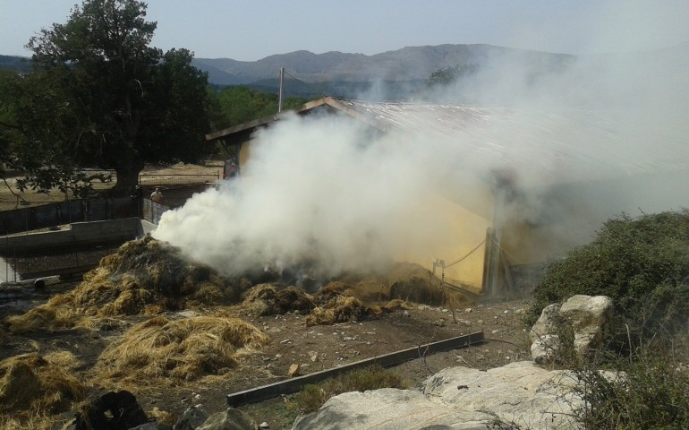 Fienile in fiamme a Villagrande. I carabinieri escludono il dolo