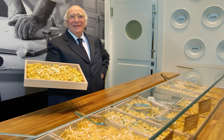 Giovanni Rana dona un milione di piatti di tortellini ai bisognosi