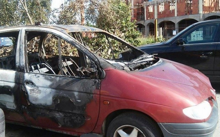 Auto bruciata nella notte a Tortolì: era il ricovero notturno di alcuni slavi