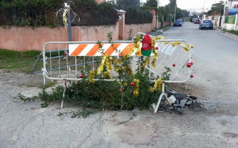 Zinnias, strade dissestate: la transenna addobbata a festa. L’ironica protesta