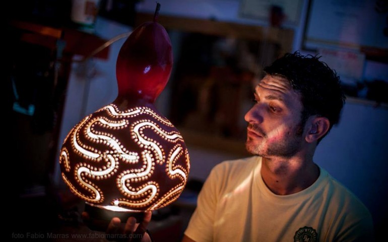 Artigiani. Manuel Gattelli e le sue zucche che si trasformano in lampade