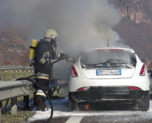 Assalto fallito al portavalori a Nuoro. Ancora nessuna traccia dei banditi