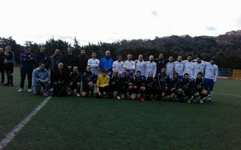 Solidarietà anche dallo sport per Ferreli. Calciatori con il lutto al braccio non disputano la partita