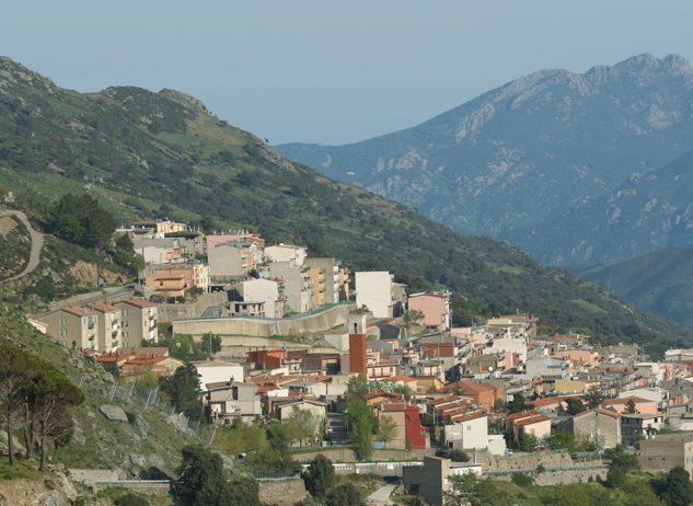 Una scritta minacciosa su un muraglione a Gairo: “Sindaco, vattene o ti ammazziamo”