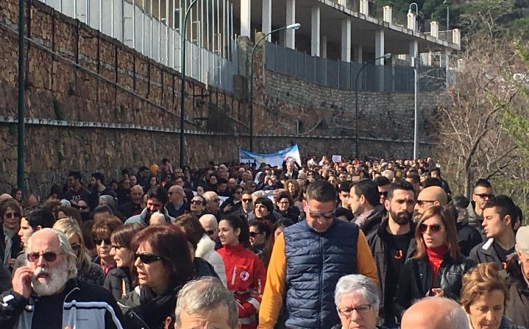 “Abbracciamo l’ospedale”. In migliaia a Lanusei per la difesa dei presidi ogliastrini