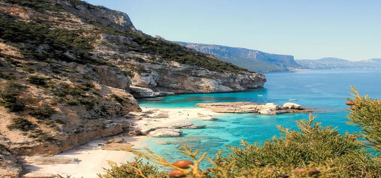 La spiaggia di Cala Mariolu finisce in Croazia in un post di Clarissa Marchese, il Sindaco di Baunei scrive una lettera alla Miss