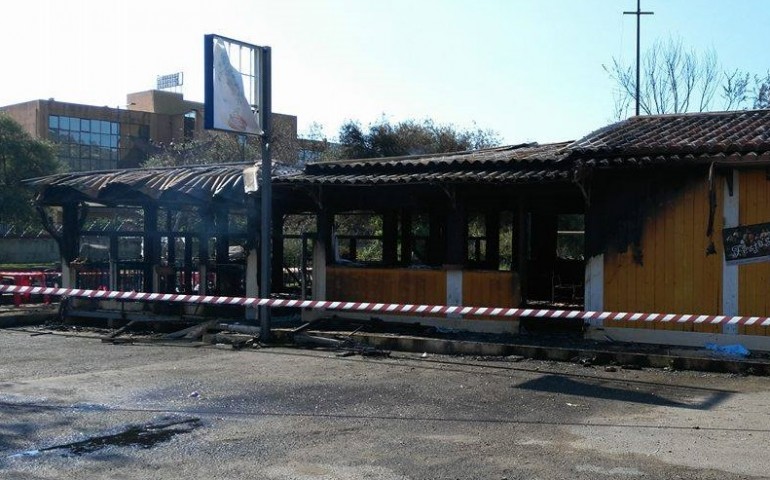 Il chiosco di Girasole dato alle fiamme