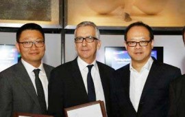 Pigliaru e i rappresentanti Huawei