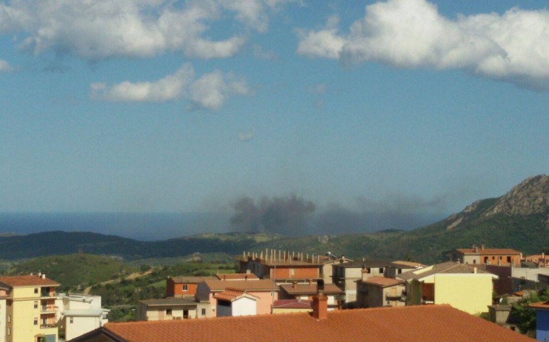 Vasto incendio tra Cea e Ilbono. Venti ettari di macchia mediterranea in fiamme.
