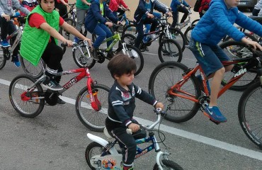 Il piccolo Cristian in sella alla sua bici