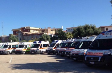 Le ambulanze schierate 