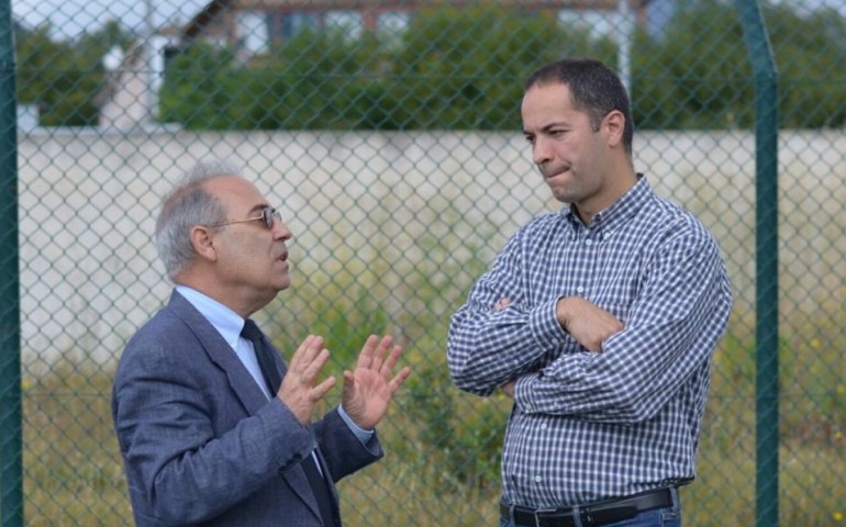 Sindaco e dirigente scolastico nella foto di Natalia Lebinska