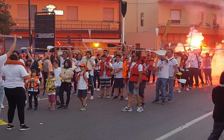 La grande parata di presentazione dei rioni ha dato il via alle Tortolimpiadi.