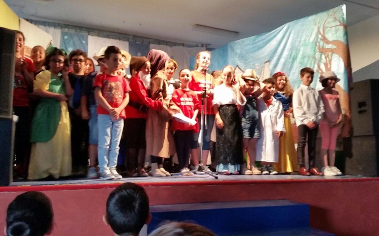 “L’elisir della bontà”. La recita di fine anno dei bimbi delle elementari di Porto Frailis
