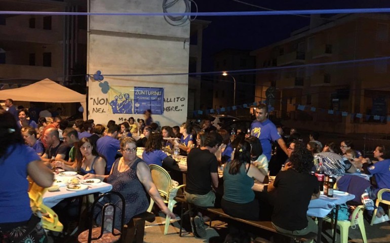 Zunturinu festeggia la vittoria con una cena nella piazzetta del rione