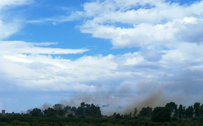 Incendio a Tortolì. Vigili del fuoco impegnati nello spegnimento