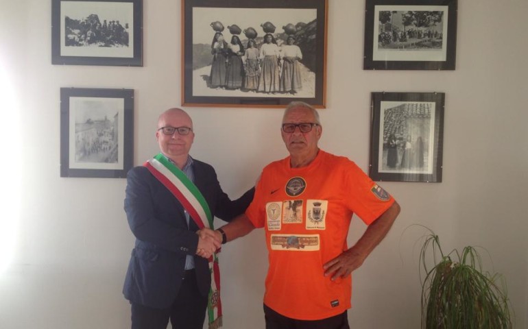 A 83 anni percorre l’Italia a piedi. Alessandro Bellière fa tappa anche a Baunei