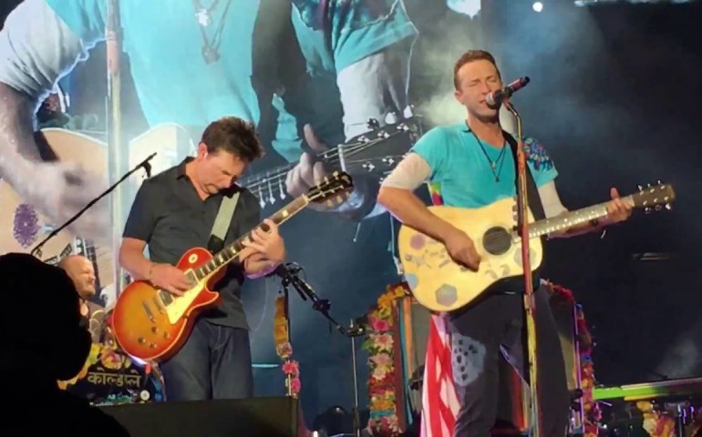 I Coldplay suonano “Johnny B. Goode” con Michale J. Fox. Ed è subito “Ritorno al futuro”