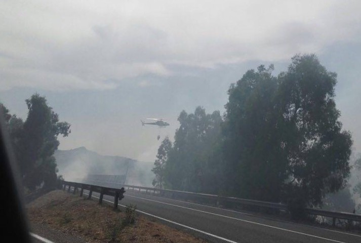 Vasto incendio alle porte di Nuoro, canadair in azione