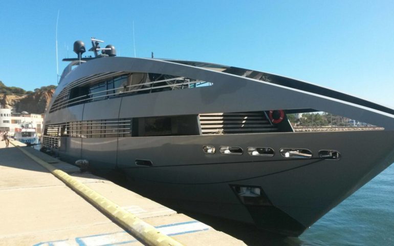 Ad Arbatax attracca lo yacht di lusso Ocean Sapphire