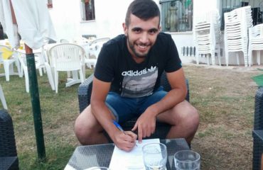 Antonio Vincis al momento della firma con l'Atletico Lotzorai.