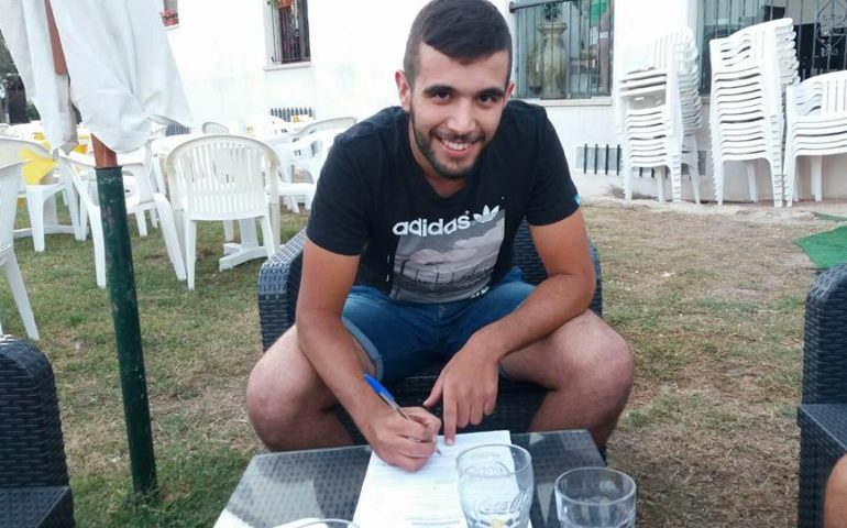 Antonio Vincis al momento della firma con l'Atletico Lotzorai.