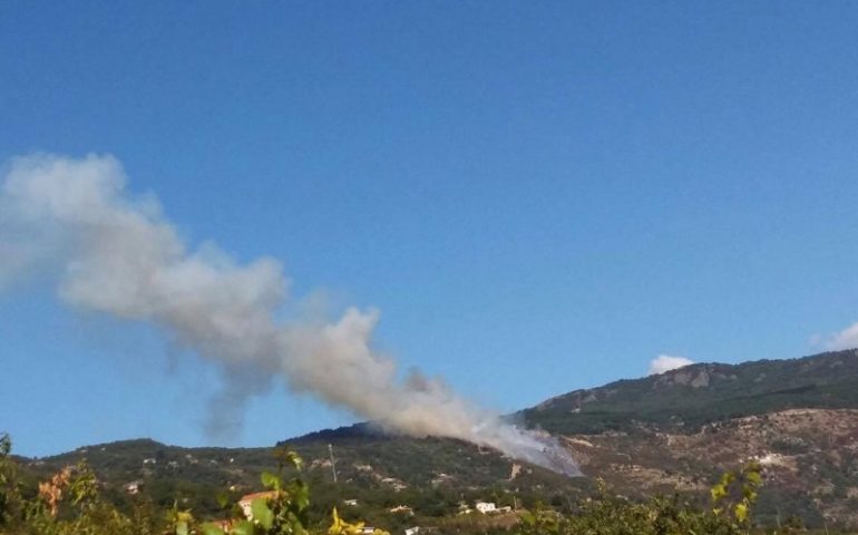 Ancora incendi in Ogliastra: a fuoco le campagne tra Arzana e Lanusei