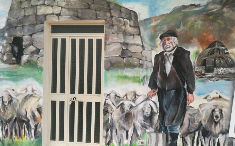 Un omaggio alla tradizione e alla famiglia. I murales di Cavagnoli a Tortolì ricordano “Zio” Antonio Vacca