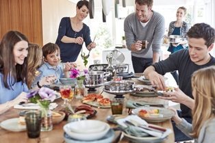 Il 43% degli italiani ama preparare i pasti a casa e dedica oltre 7 ore a settimana alla cucina