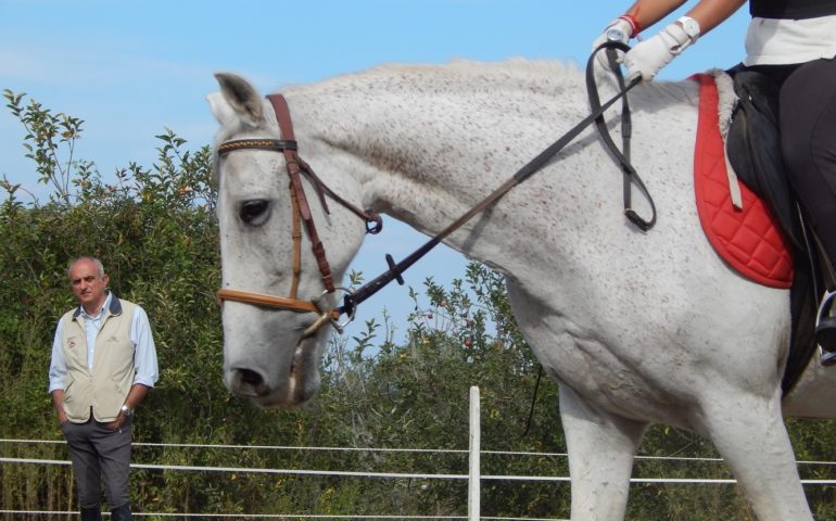 Piccoli cavalieri a lezione dal maestro Orsolini al maneggio Pastrengo di Tortolì.