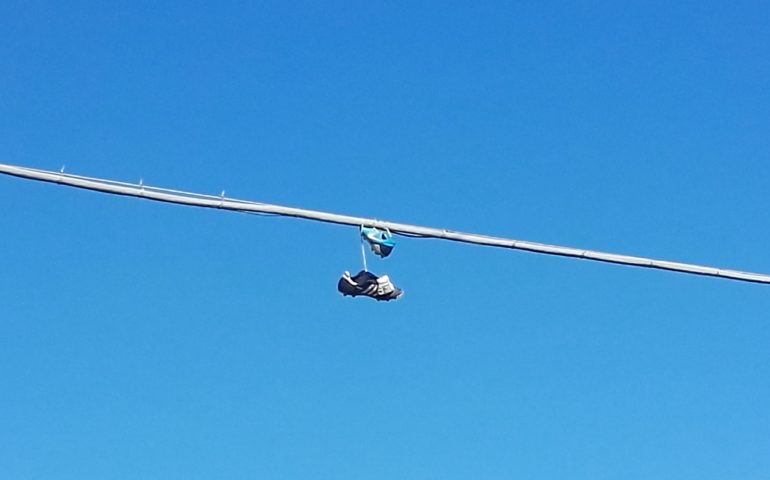 La FOTONOTIZIA. Lanciare le scarpe sui cavi della corrente: a Tortolì arriva il fenomeno “shoefiti”