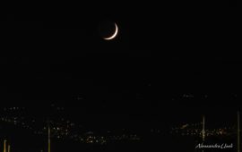 Lo scatto di oggi, opera di Alessandra Useli, ritrae il tramonto della luna dietro ai monti ogliastrini visto da Arbatax.