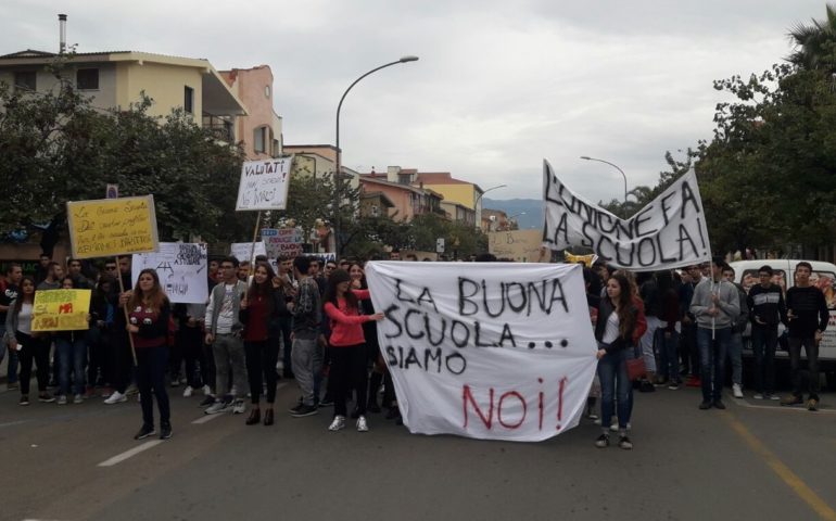 Gli studenti ogliastrini manifestano uniti contro la legge 107