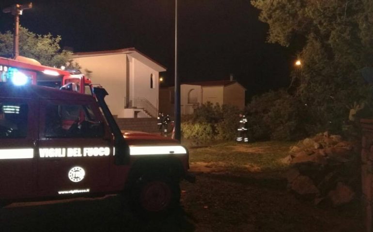 Maltempo a Tortolì. Albero cade e sfiora un’auto di passaggio in via San Gemiliano