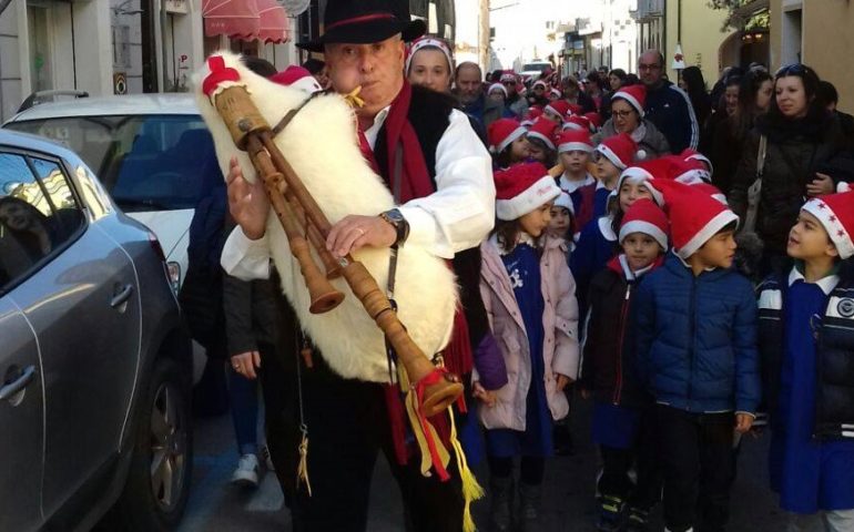 La magia del Natale a Tortolì: zampognaro, marionette e cento piccoli Babbo Natale per le vie del centro
