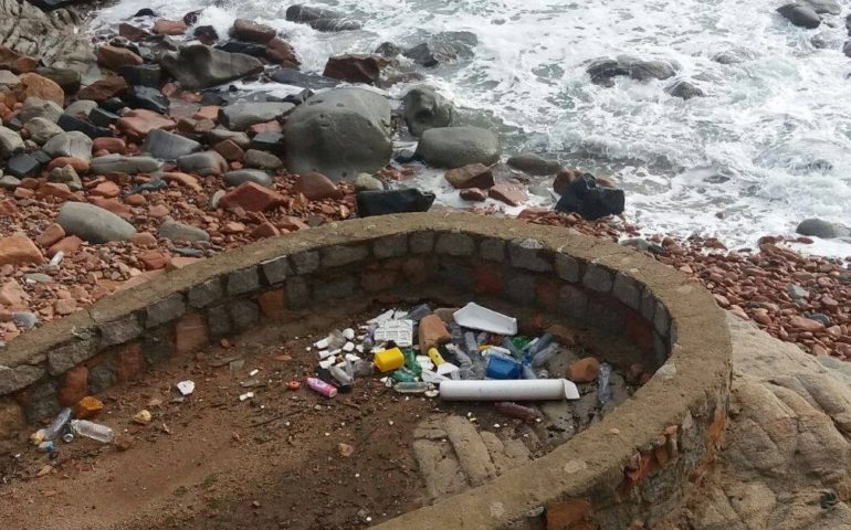 Rifiuti a Cala Moresca