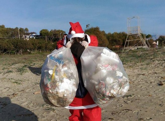 Si vestono da Babbo Natale e puliscono la spiaggia di Orrì. Il regalo alla comunità di due donne tortoliesi
