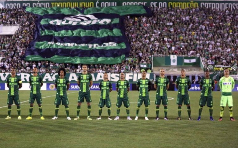 Domenica a Pescara Cagliari in maglia verde e con il logo della Chapecoense
