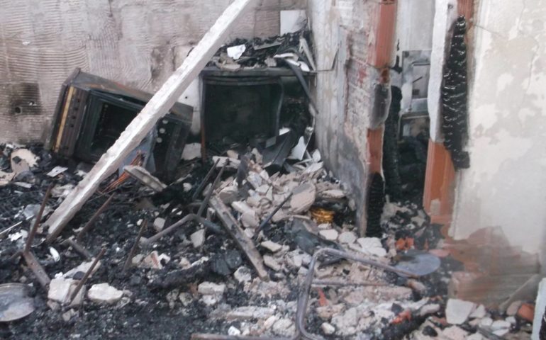 Attentato incendiario nella Marina di Tertenia. Il proprietario della casa distrutta: “In fumo 35 anni di sacrifici”